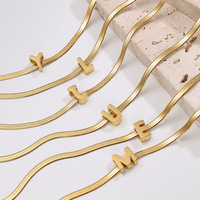 Collier élégant personnalisé avec pendentif lettre chaîne os de serpent en acier inoxydable plaqué or 18 carats pour soirée