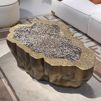 Table basse sculptée en aluminium et résine, motif vague bicolore, bronze antique, style moderne italien, luxe organique, pour penthouse, hall d'entrée, galerie
