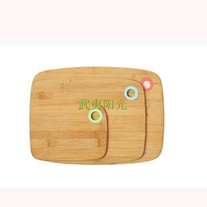 Tabla de cortar de bambú con bordes de silicona antideslizantes, rectangular, para preparar alimentos. - Product Image 2