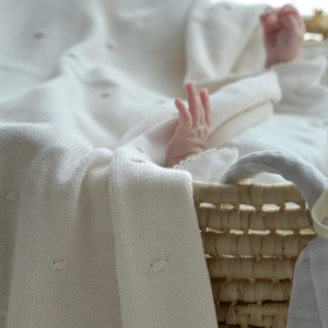 Couverture en tricot doux pour bébé Couverture en coton biologique blanc à pois pour nouveau-né Jeté confortable pour berceau ou <span class=keywords><strong>poussette</strong></span> - Product Image 3