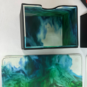 Boîte de rangement pour cartes à collectionner en cuir PU imprimé UV personnalisé, pliable, impression numérique 3D, avec logo en relief - Product Image 3