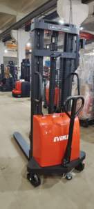 Apilador de Palés Semi-Eléctrico de 1 Tonelada, Capacidad de Carga de 1.5T/2 Toneladas, Altura de Elevación de 1.6m/3.5m, Máquina Apiladora Hidráulica Manual, Precio de Fábrica - Product Image 4