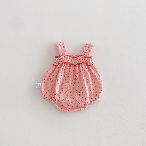 2026 Vêtements pour bébés filles en coton brodé, barboteuse d'été pour nouveau-né à bretelles, imprimé fraise, mignonne et adorable, pour célébrations de pleine lune et des cent jours - Product Image 4