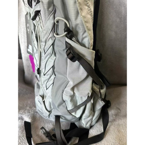 Mochila Osprey Tempest 9 de 9L, Ligera, para Senderismo y Deportes al Aire Libre, Color Plateado - Product Image 3