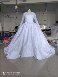 Vestido de novia africano de encaje con manga larga, cuello redondo, cola grande y estilo Pompadour. - Product Image 2