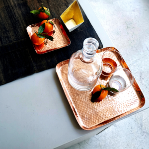 Plateau de service et de vanité carré en cuivre martelé avec coins arrondis doux – Accessoire décoratif en métal pour bar et décanteur, idéal pour le luxe - Product Image 1