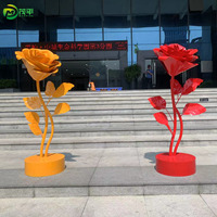 Sculpture florale moderne de luxe en acier inoxydable OEM ODM, fleurs rouges et jaunes, artisanat, décoration intérieure, peinte, suspendue, imperméable