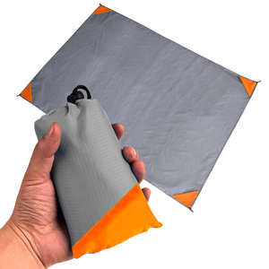 Praktische faltbare Picknickmatte, wasserdicht, feuchtigkeitsbeständig, für Outdoor-Camping, Strand, Rasen, kariertes Polyestertuch für Männer und Frauen - Product Image 1