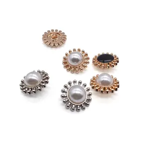 Factory direct sales of high quality women's accessories fashion pearl buttons