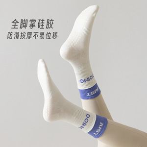 Chaussettes de sport mi-mollet personnalisables pour femmes, chaussettes de yoga et de Pilates à double revers pour l'automne et l'hiver, antibactériennes, en silicone, individuelles - Product Image 4