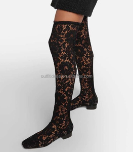 Botas de Encaje Negras para Mujer con Tacón de Bloque y Suela de Cuero de Lujo, Botas Altas hasta la Rodilla con Punta Cuadrada y Tela Elástica de Encaje - Product Image 4