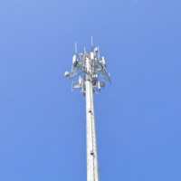 Mini-tour de télécommunication de 30 m avec antenne WiFi, monopode, pour projet de télécommunications en Afrique, avec poteau en acier galvanisé à chaud