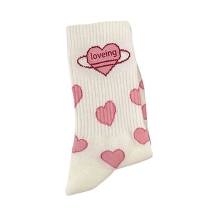 Vente en gros pas cher <span class=keywords><strong>Chaussettes</strong></span> à motifs Love Heart pour femmes <span class=keywords><strong>Jolies</strong></span> <span class=keywords><strong>chaussettes</strong></span> Crew en polyester pour la Saint-Valentin - Product Image 5