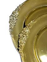 Assiettes de charge victoriennes à bord gaufré feuille baroque antique de 13 pouces plats en plastique en matériau PP pour la décoration de table de mariage