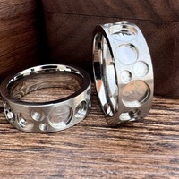 Anneau en titane personnalisé de 8 mm avec un motif de points variés, style classique pour la fabrication de bagues de fiançailles pour hommes