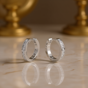 Orecchini a Cerchio in Oro Bianco E4533 con Diamanti Rotondi Incastonati a Canale, Gioielli Raffinati da Donna - Product Image 2