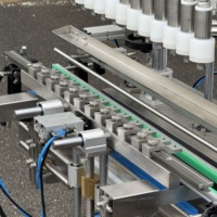 Machine de remplissage de bouteilles à débordement avec remplissage multi-têtes à niveau contrôlé pour jus, vin, détergent, liquides chimiques – Solutions de projets OEM