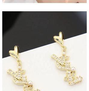 Pendientes de Botón Geométricos de Lujo Ligero, Chapados en Oro, Estilo Europeo Americano, con Letra E, Regalo al por Mayor - Product Image 5