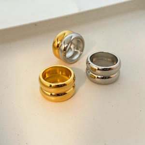 Bague large double couche en acier inoxydable plaqué or 18 carats pour femme, texture métallique, vente en gros - Product Image 2