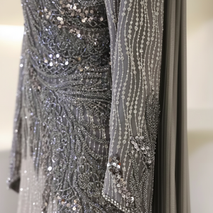 Robe de soirée à perles, élégante, longue, manches longues, grise, en mousseline de soie, fleurs, diamants, cristal, luxe, col rond, robe de bal vintage - Product Image 1
