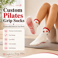 Chaussettes antidérapantes hexagonales en tricot à volants motif fraise pour femmes, idéales pour le Pilates et le yoga, avec faible MOQ et personnalisation possible