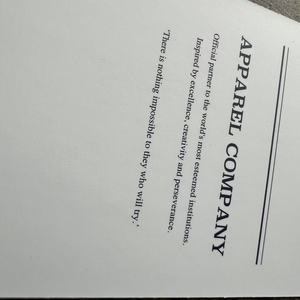 Étiquette volante de vêtements en relief avec chaîne de logo personnalisé C2S impression couleur sur carton avec stratification mate en couleur à plat - Product Image 5