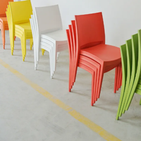 Chaise en polypropylène empilable au meilleur prix pour salle à manger, mobilier de maison et salle de conférence, chaise en plastique à usage extérieur