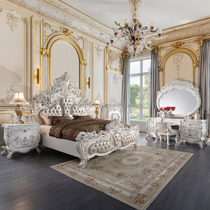 Ensemble de lit classique de luxe sculpté avec armoiries, style baroque français, en bois doré, pour chambre d'appartement, tailles et couleurs personnalisables - Product Image 1