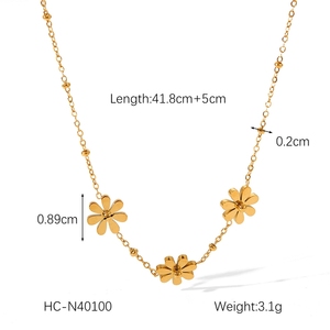 สร้อยคอผู้หญิงแบบโซ่คล้องไหปลาร้า ดีไซน์เฉพาะตัว ลายดอกทานตะวันและดอกเดซี่เล็กๆ  ทำจากสแตนเลสสตีล ชุบ PVD 18K - Product Image 6