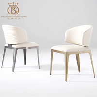 Chaise de salle à manger en cuir blanc de luxe nordique haut de gamme BS avec pieds en acier inoxydable, 6 places et table de salle à manger sur mesure pour villa et hôtel