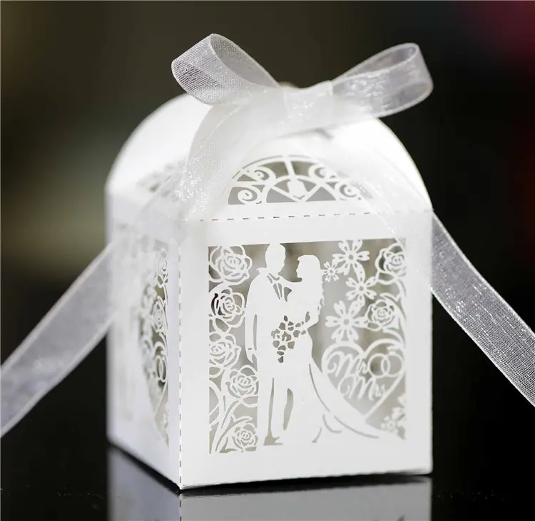 結婚式のクリスマス記念日パーティーの誕生日の装飾のためのレーザーカット中空アウトキャンディーギフトボックス