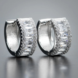 Orecchini Minimalisti da Donna con Zirconia Cubica, Gioielli di Moda Semplici ed Eleganti - Product Image 1