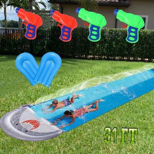 Tobogán acuático inflable de PVC con forma de tiburón de 31 pies para niños y adultos, tapete de juego acuático para exteriores con pistolas de agua y flotadores. - Product Image 1