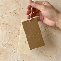 Étiquettes suspendues personnalisées en papier kraft Tyvek pour vêtements, avec texture froissée, résistantes à l'eau et attaches à verrouillage rapide