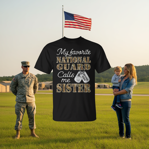 Camiseta con la frase "Mi guardia nacional favorita me llama hermana", regalo para familiares militares orgullosos - Product Image 3