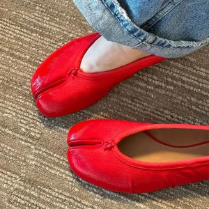 รองเท้าผู้หญิงสีแดงสวยหรู ปี 2026 หนังแท้ นุ่มพิเศษ ทรงเตี้ย ปลายแยก สไตล์ลำลอง - Product Image 1