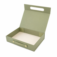 Boîte cadeau pliable de luxe vert sauge avec fermeture magnétique et poignée, personnalisable avec logo, style mallette rigide