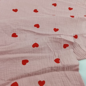 Tissu mousseline de <span class=keywords><strong>gaze</strong></span> <span class=keywords><strong>double</strong></span> couche en coton froissé imprimé personnalisé certifié Oeko-tex Étoile rouge imprimée pour couverture légère pour garçons - Product Image 2