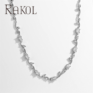 Colar de Zircônia Cúbica com Design de Folha de Oliveira Rakol NP5230, Luxuoso, Banho de Ouro, Joia de Casamento - Product Image 2