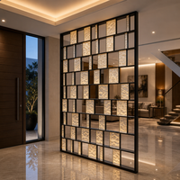 Cloison en grille métallique noire, panneaux de verre texturé rétroéclairés, séparateur de pièce sur mesure pour hall d'hôtel