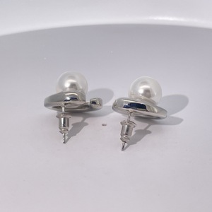 Boucles d'oreilles clous en perles en forme de lettre plaquées or en laiton élégantes et classiques de Tianyu Gems pour femmes - Product Image 4