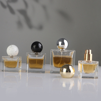 Flacon de parfum carré transparent haut de gamme de 15 ml, 30 ml, 50 ml, 100 ml avec bille ABS colorée pour le capuchon et le pulvérisateur
