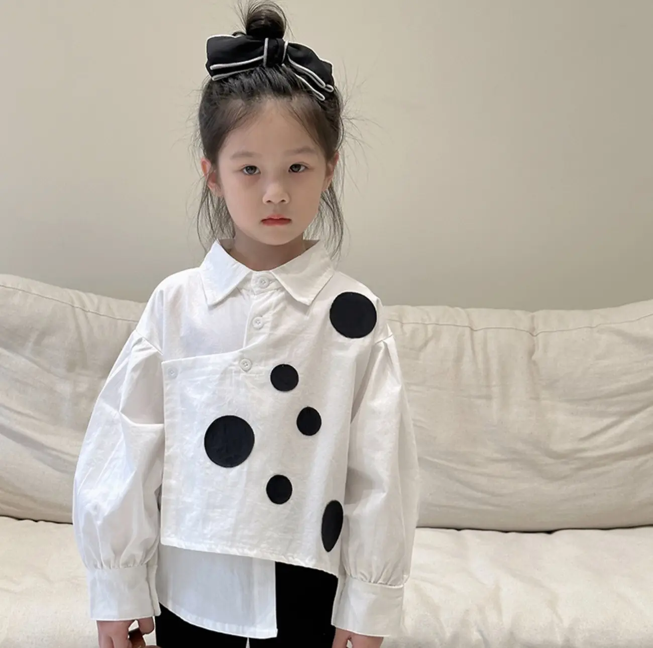 Camicia bianca casual da ragazza a maniche lunghe per bambini camicia larga con risvolto patchwork a pois