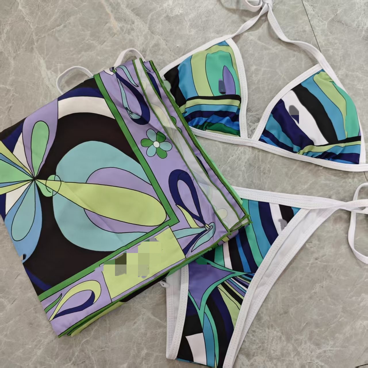 Bikini vert avec écharpe