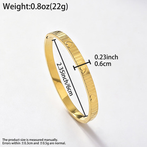 Pulseras y brazaletes finos de oro de 18k, circulares, refinados, pulidos, resistentes al óxido, con decoración de corazón moderna y distintiva de grano rayado, atemporales. - Product Image 6