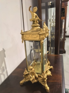 Horloge de cheminée à pendule Mercury, fabriquée en France, avec boîtier en laiton doré 24 carats et figurines de chérubins - Product Image 5