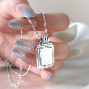Pendentif en coquillage naturel plaqué or 18 carats, collier carré tendance en nacre pour femme, à porter au quotidien - Product Image 2