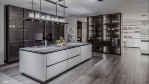 Gaya kontemporer menemukan kecocokan di kabinet dapur abu-abu mengkilap ramping - Product Image 6