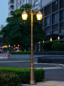 โคมไฟสวนเหล็กกลางแจ้ง หลอดไฟ LED พร้อมโคมแก้ว แสงวอร์มไวท์ 2700K IP66 AC 220V  แบบติดตั้งถาวร ใช้พลังงานแสงอาทิตย์ พร้อมเซ็นเซอร์ตรวจจับความเคลื่อนไหว - Product Image 3
