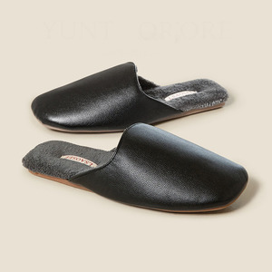 Chaussons élégants en cuir de couleur unie avec bordure en forme d'arc, doublure en polaire imperméable, semelle en caoutchouc antidérapante, pour couple, usage domestique - Product Image 3